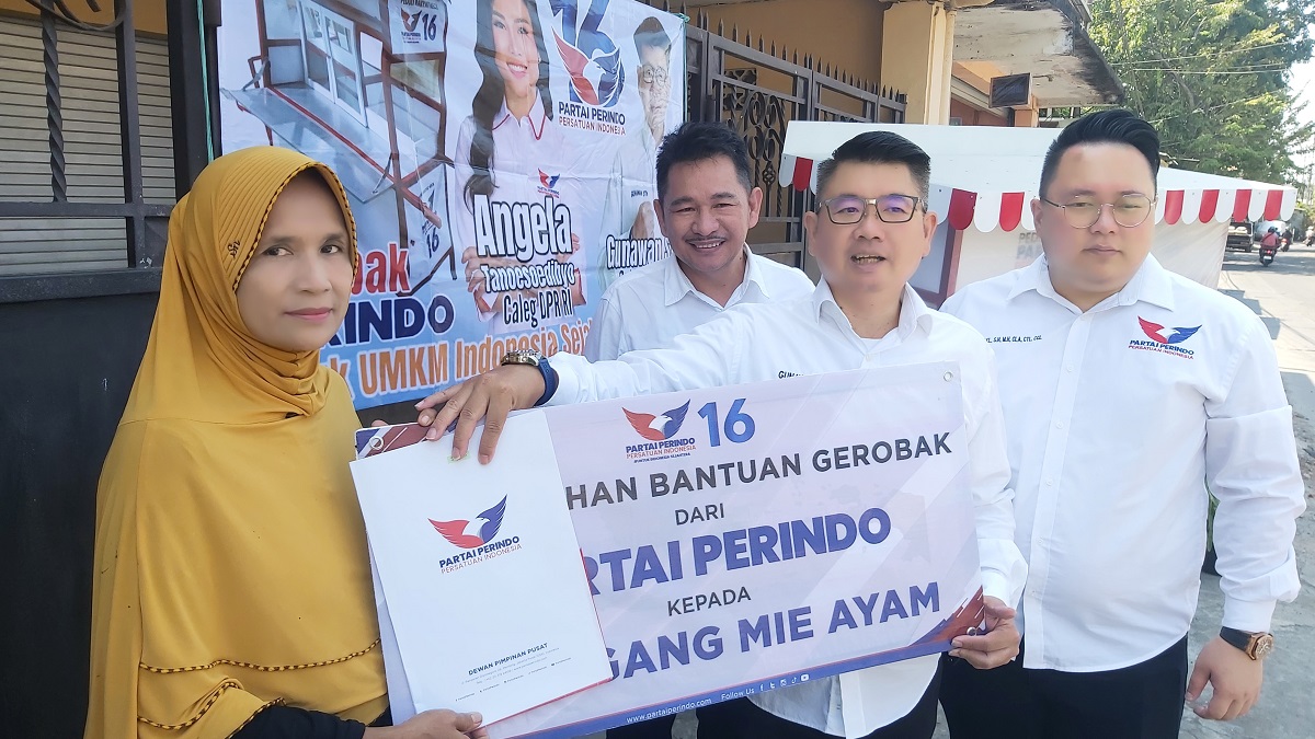 Terima Bantuan Gerobak, Penjual Semanggi : Semoga Partai Perindo Semakin Maju