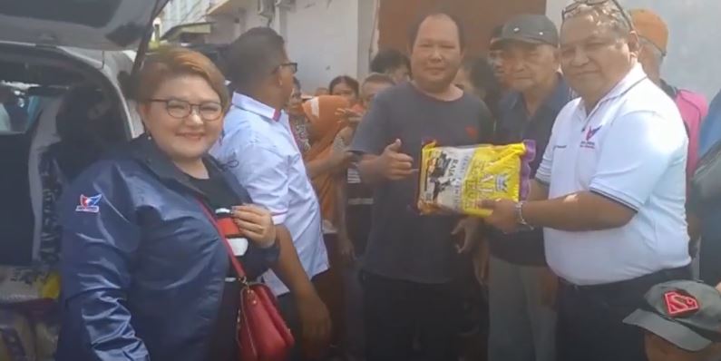 Partai Perindo Sulut Serahkan Hadiah Bagi Juara Turnamen Tenis Meja di Motoling