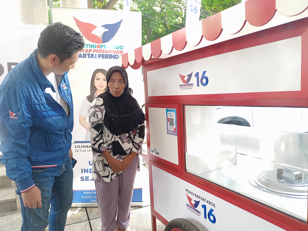 Terima Bantuan Gerobak Perindo, Pedagang: Semoga Lebih Lancar Lagi Dagangan Saya