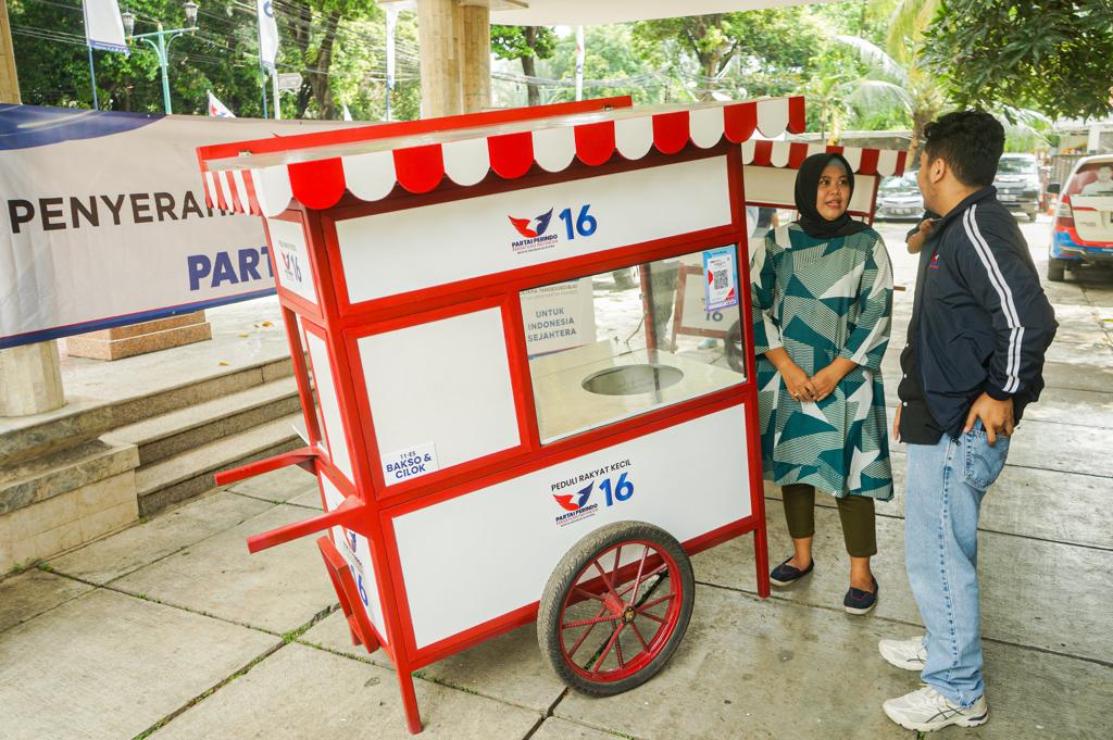 Terima Gerobak Perindo, Pedagang Berharap Dagangannya Makin Maju