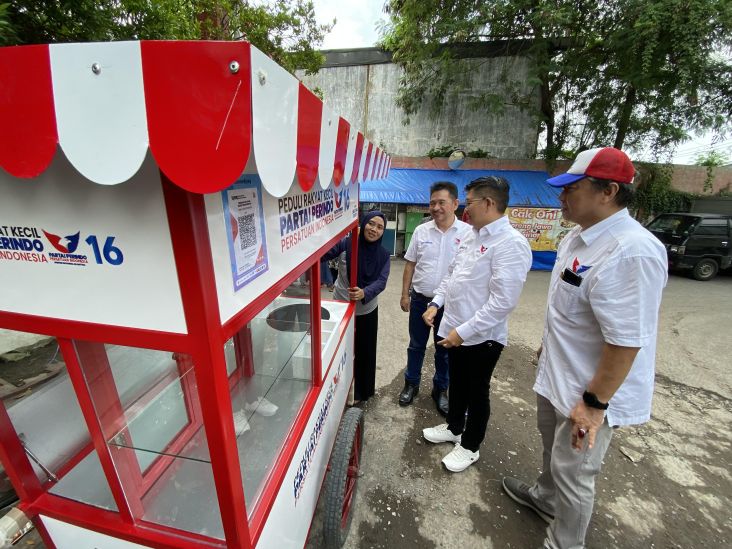 Terpuruk Kena PHK, Nur Syamsiyah Pilih Jualan Mi Berkat Gerobak Perindo
