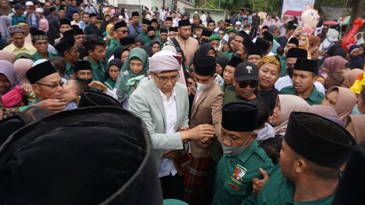 Warga Lombok Tengah Ngalap Berkah TGB Zainul Majdi di Acara Tablig Akbar