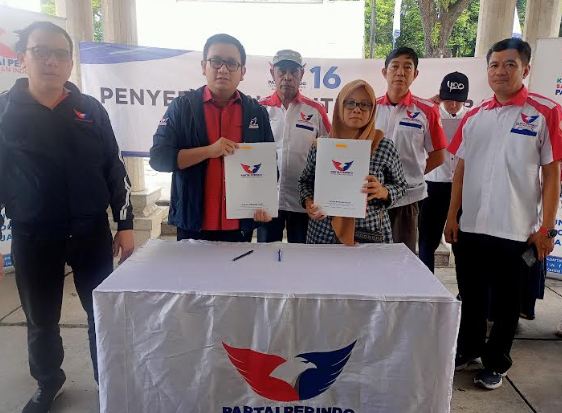 Aksi Nyata Peduli UMKM, Partai Perindo Bagikan Tiga Gerobak ke Pedagang