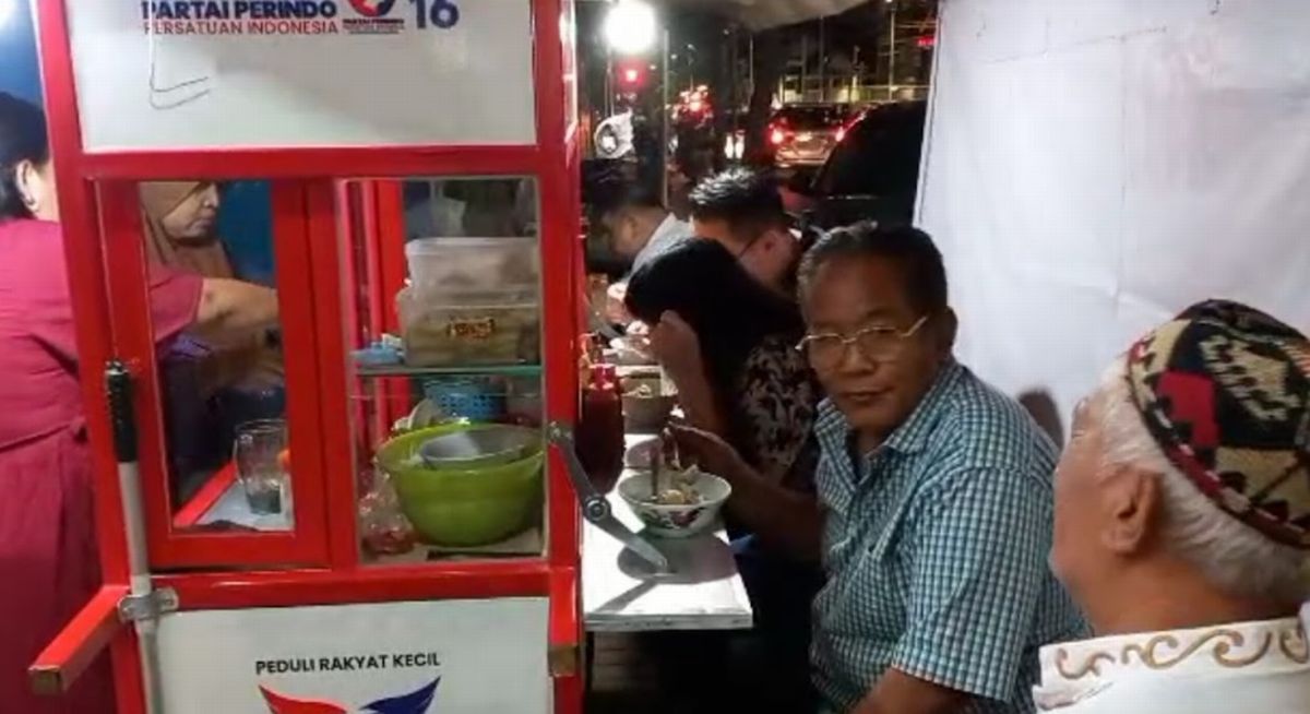 Anang Iskandar Santap Nikmatnya Bakso Penerima Bantuan Gerobak Perindo di Surabaya
