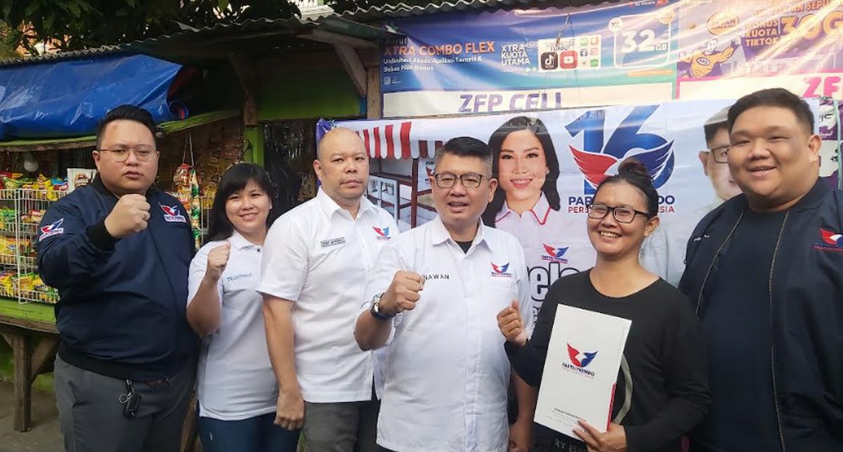 Angela Tanoesoedibjo Bagikan Gerobak ke Pelaku Usaha Kecil di Surabaya