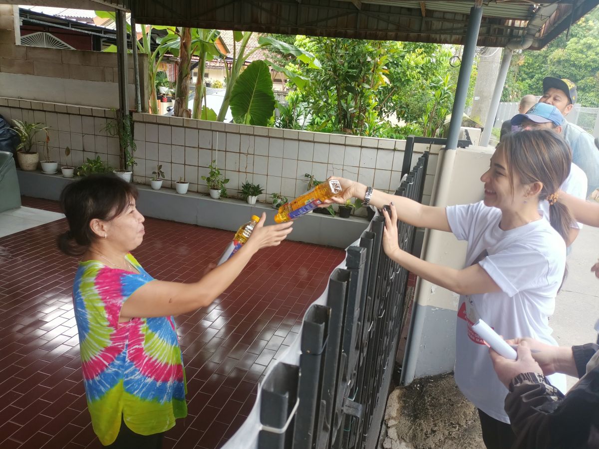 Bacaleg Partai Perindo Berbagi Minyak Goreng, Warga Depok Sampaikan Harapan