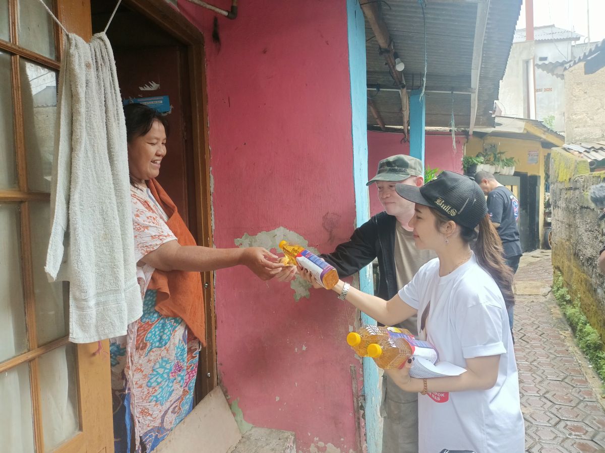 Bacaleg Partai Perindo Tati Sri Hardina Blusukan Berbagi 200 Liter Minyak Goreng di Depok