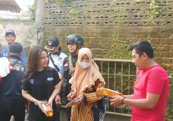 Baja Perindo Bersama Bacaleg Dapil I Depok Berbagi Minyak Goreng di Kampung Sengon Depok