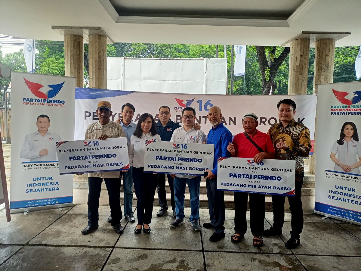 Bantu UMKM Naik Kelas, Partai Perindo Bagikan Tiga Gerobak ke Pedagang di Jakarta