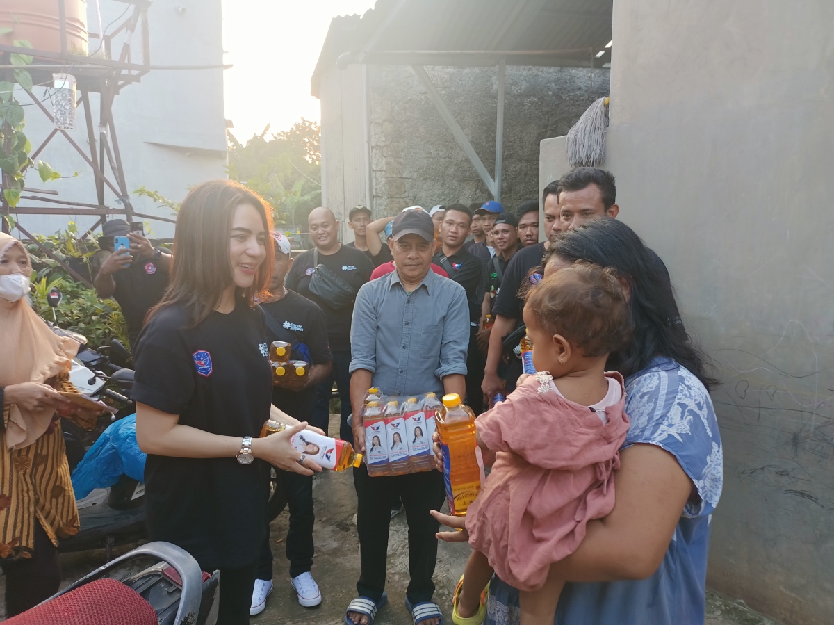 Bacaleg Partai Perindo Bagikan Ratusan Botol Minyak Goreng ke Warga Depok, Lebih Dekat dengan Ibu-Ibu