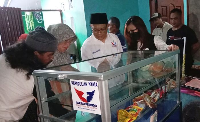 Cerita Pedagang Gorengan yang Senang Dapat Gerobak dari Partai Perindo