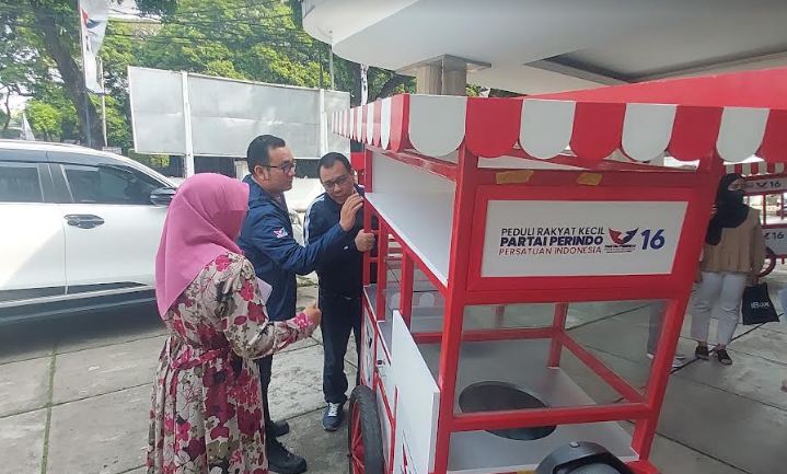 Cerita Pedagang Mi Instan dan Kopi Bahagia Terima Gerobak Gratis Partai Perindo