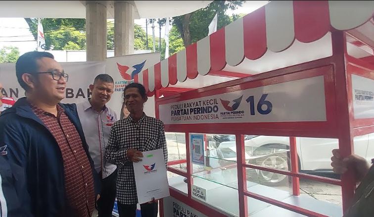 Dapat Gerobak Gratis, Pedagang Mi Instan dan Kopi Ucapkan Terima Kasih ke Partai Perindo