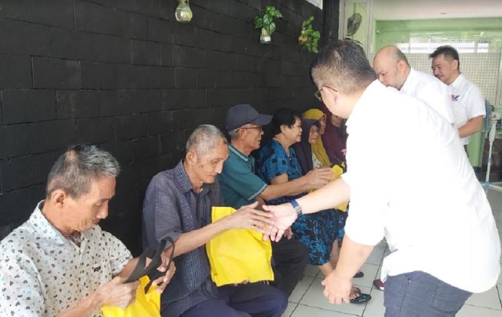 Dapat Paket Makanan dari Bacaleg Partai Perindo, Penghuni Panti Wreda di Surabaya Mengaku Senang 