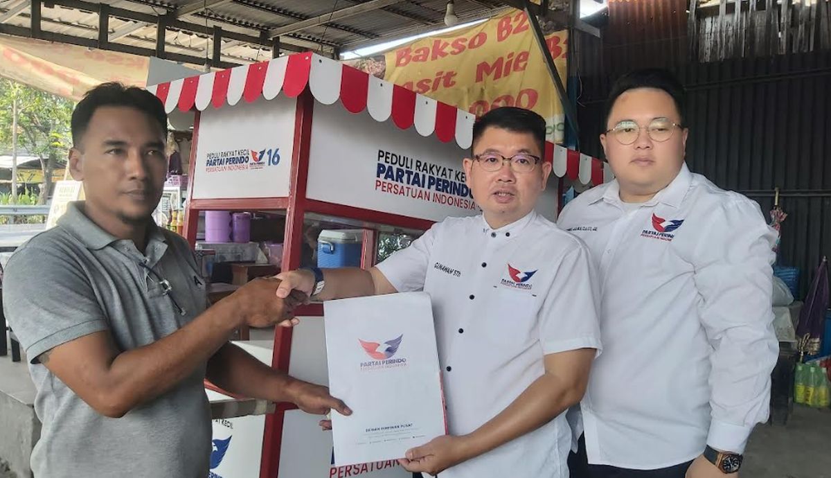 Bacaleg DPR RI Angela Tanoesoedibjo Berikan Gerobak ke Penjual Sate di Surabaya