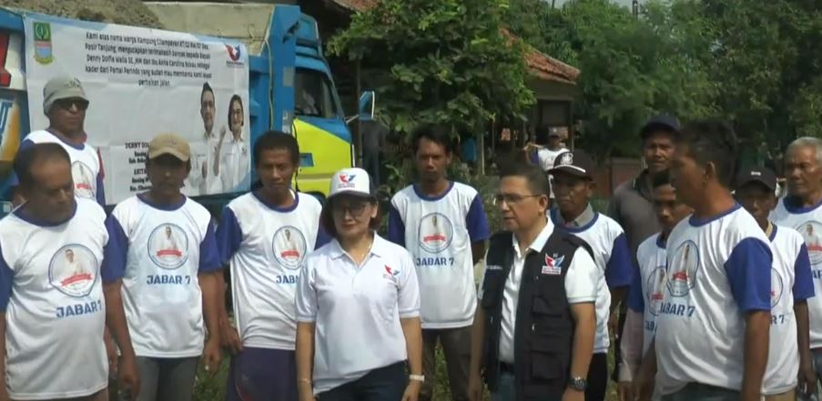 Dua Bacaleg Partai Perindo Perbaiki Jalan Warga yang Rusak di Kabupaten Bekasi