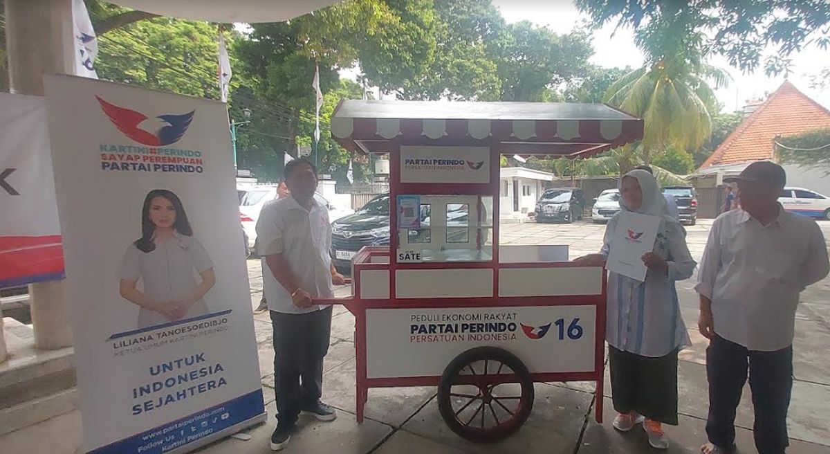 Dulu Jualan Pakai Nampan, Kini Pedagang Sate Terbantu Dapat Gerobak Perindo