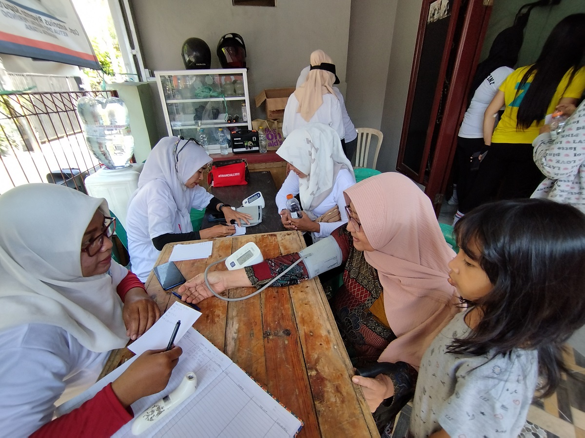 Emak-Emak di Koja Antusias Ikuti Olahraga dan Pemeriksaan Kesehatan Kartini Perindo