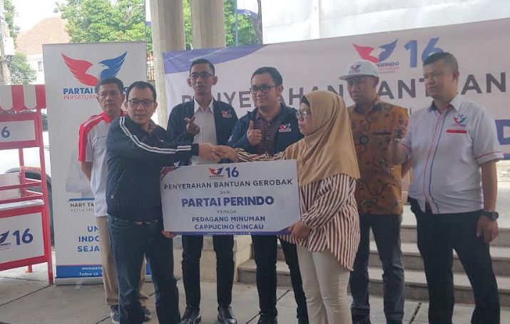 Partai Perindo Kembali Bagikan Bantuan Gerobak Gratis ke Empat Pedagang di DKI Jakarta