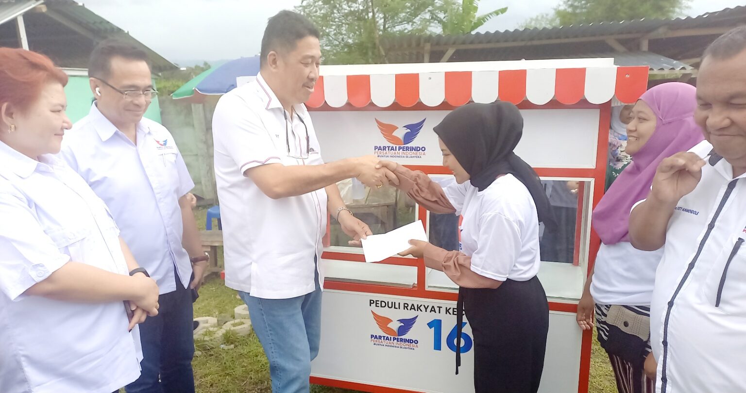 Partai Perindo Bagikan Gerobak dan Bantuan Modal Usaha di Sulut