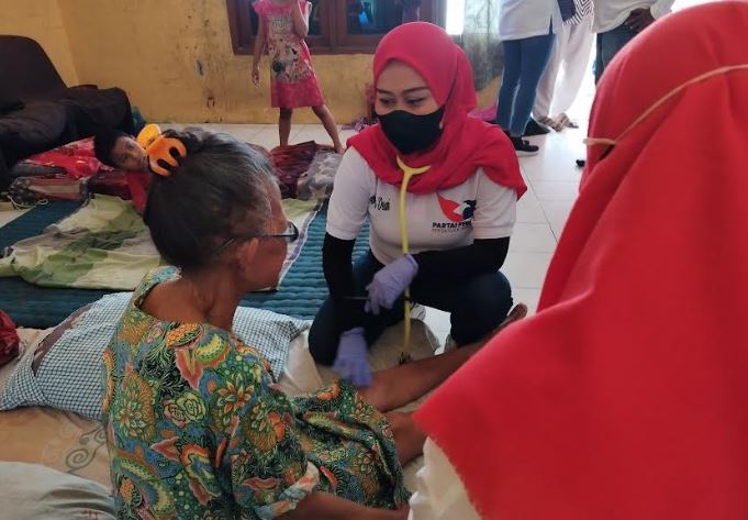 Gelar Aksi Sosial, Kartini Perindo Jakarta Utara Beri Pengobatan Gratis Door to Door di Tanjung Priok