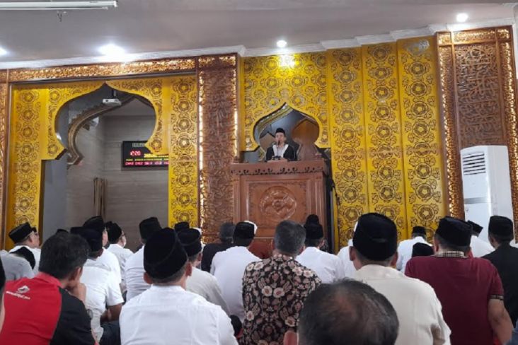 Jadi Khatib Salat Jumat di Masjid Raya Baitul Izzah Bengkulu, TGB: Tingkatkan Takwa dengan Beramal Saleh 