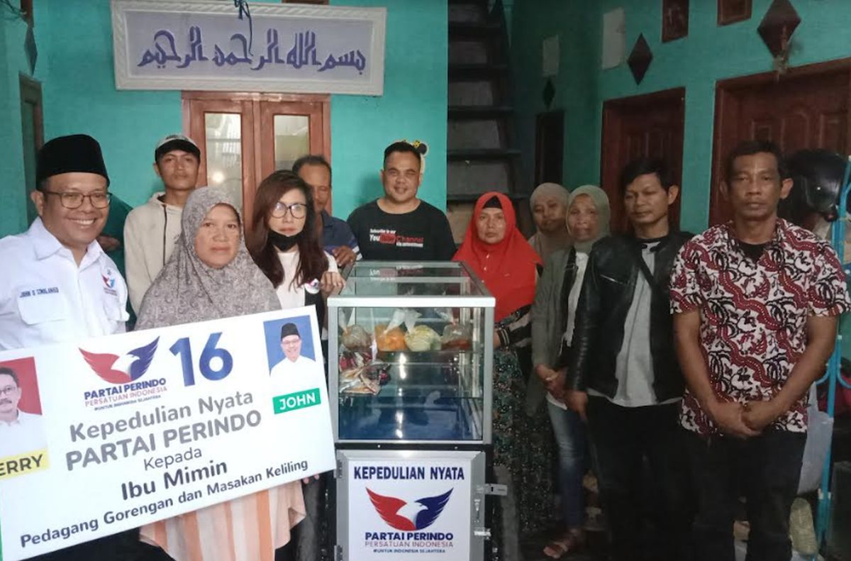 Peduli UMKM, Partai Perindo Berikan Gerobak ke Pedagang Gorengan di Bandung