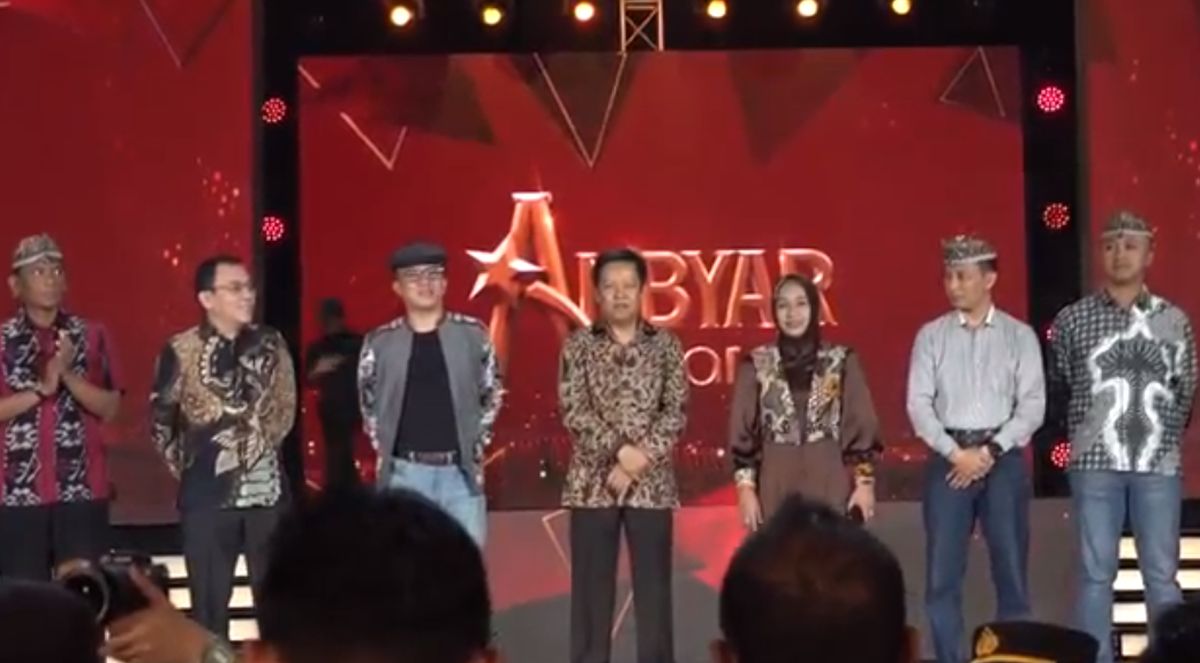 Konser Ambyar Awards, Waketum Partai Perindo Berikan Cenderamata ke Wali Kota Mojokerto