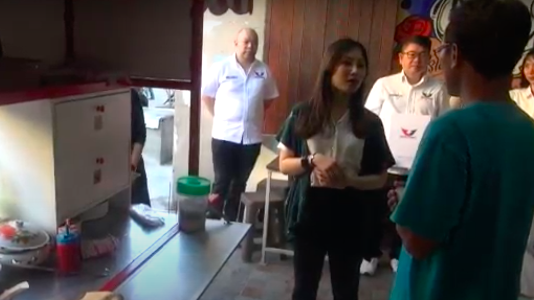 Kunjungi Pelaku UMKM, Angela Tanoesoedibjo Dengar Curhatan Pedagang Bakso