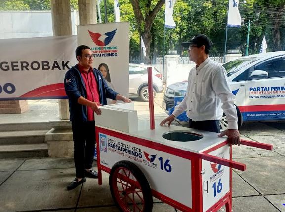 Terima Bantuan Gerobak Perindo, Pedagang: Mantap ini Pakai Besi