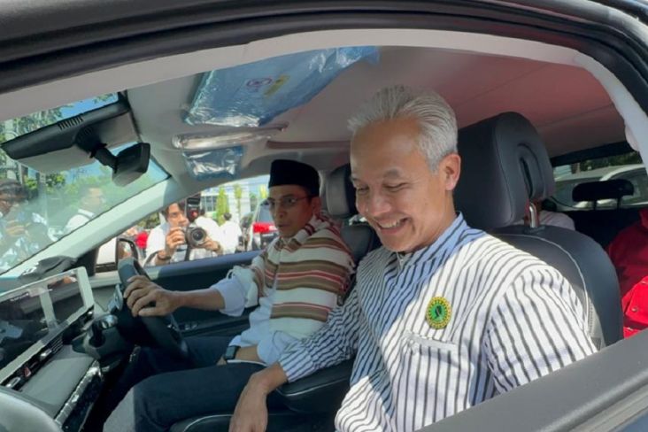 Momen Ganjar Pranowo Disopiri TGB Zainul Majdi ke Kantor Partai Perindo NTB 