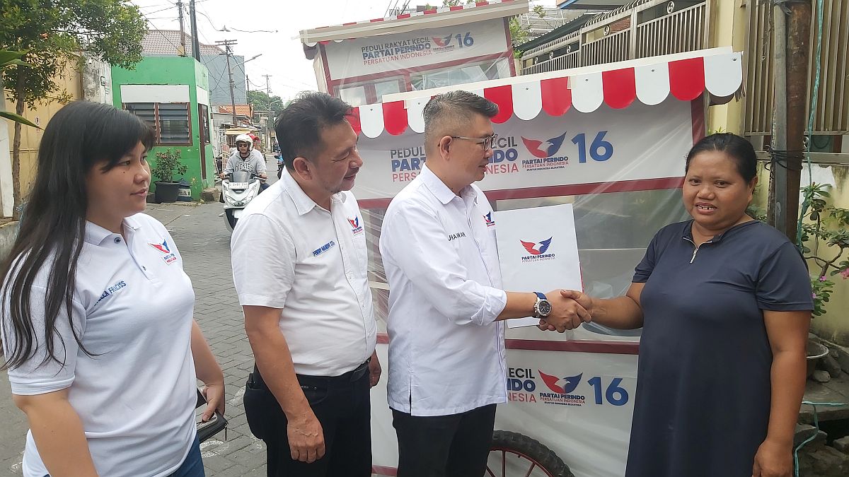 Bacaleg Partai Perindo Bagikan Gerobak pada Penjual Penyetan di Surabaya