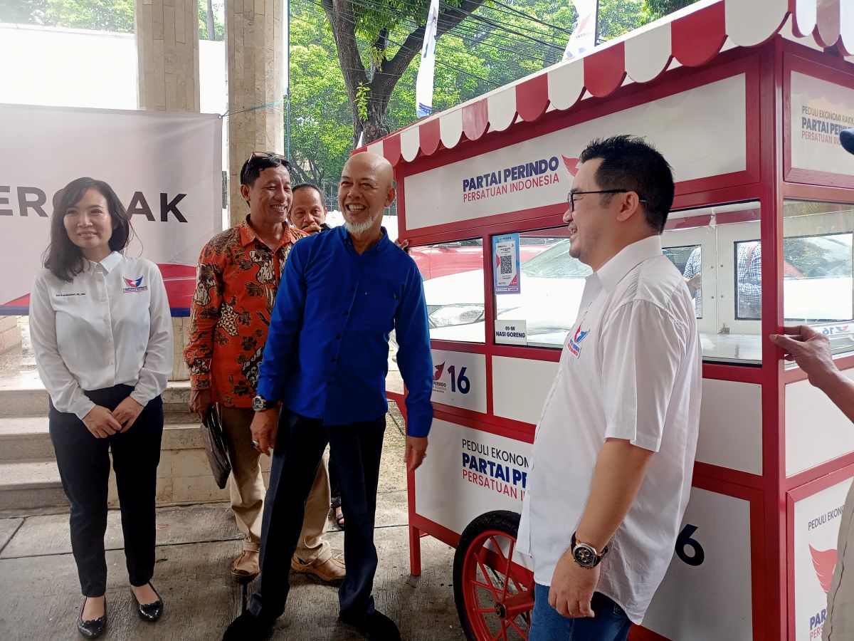 Pedagang Penerima Gerobak Perindo Ini Bertekad Buka Lapangan Kerja