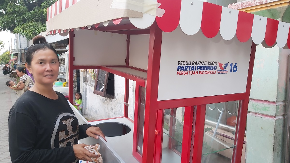 Penjual Martabak Mini di Surabaya Gembira Dapat Gerobak dari Angela Tanoesoedibjo