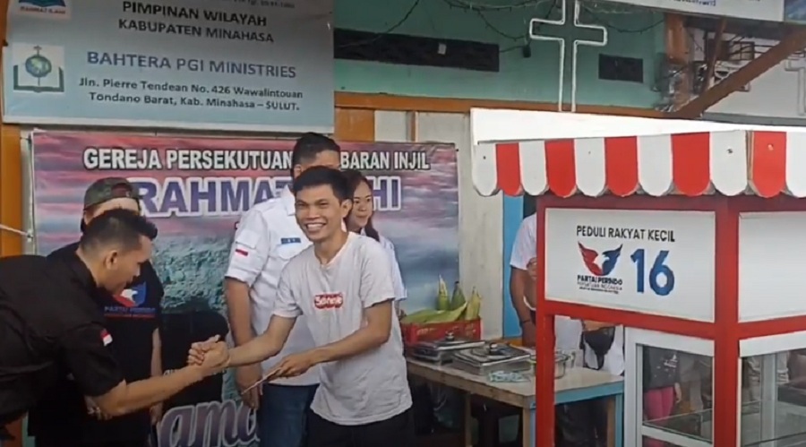 Salurkan Bantuan Gerobak Gratis untuk Majukan UMKM di Minahasa, Pedagang: Terima Kasih Partai Perindo