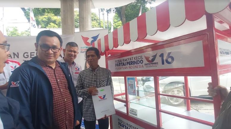 Partai Perindo Bagikan Gerobak ke Para Pedagang di Penjaringan dan Tanjung Priok
