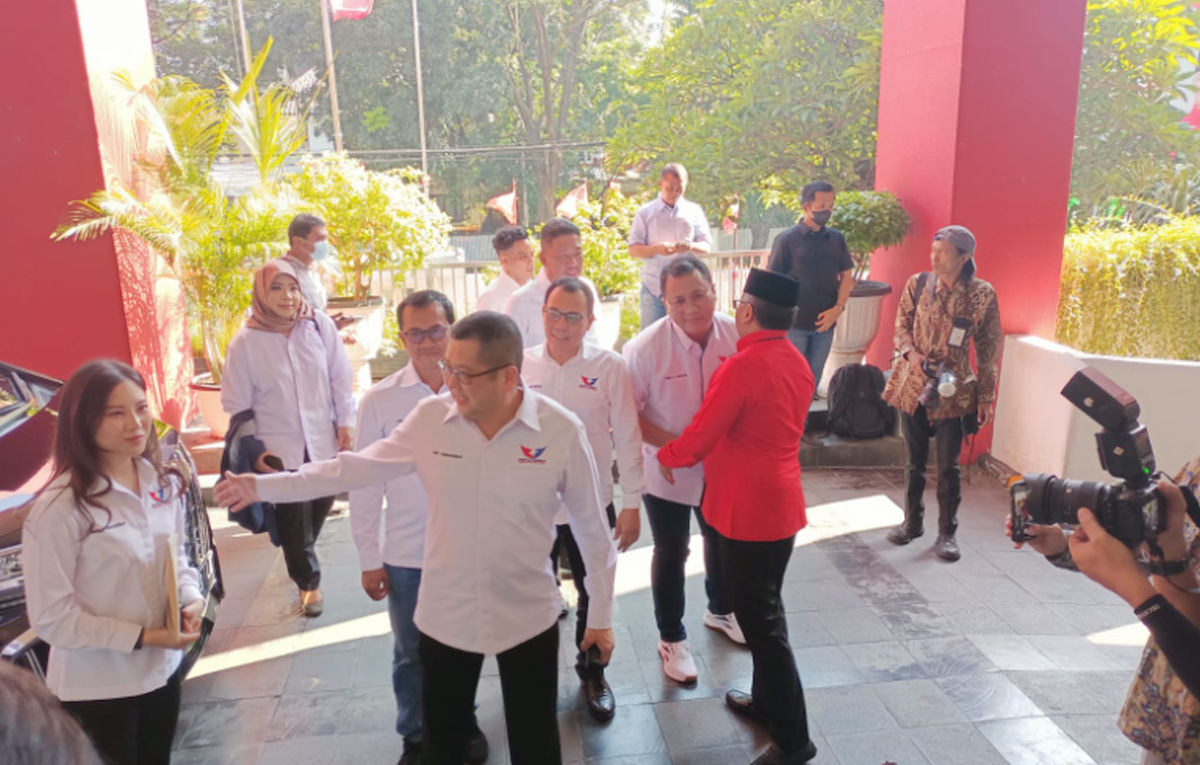 Sekjen PDIP Sambut Hangat Kedatangan Hary Tanoesoedibjo dan Angela di DPP PDIP