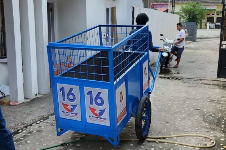 Bacaleg Partai Perindo Dapil I Kota Depok Berikan Gerobak Sampah ke Warga Kampung Sengon 