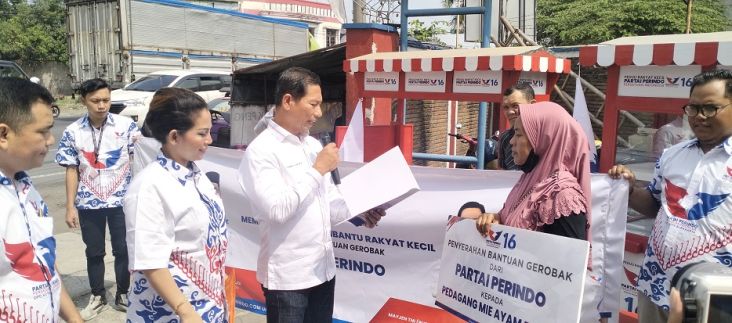Partai Perindo Solo Serahkan 5 Gerobak ke Pedagang Kecil 