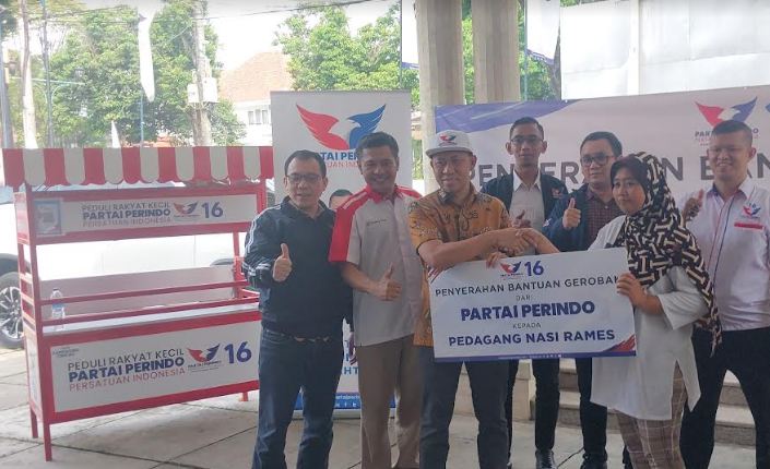 Terima Gerobak Perindo, Pedagang Nasi Rames: Saya Pilih Nomor 16