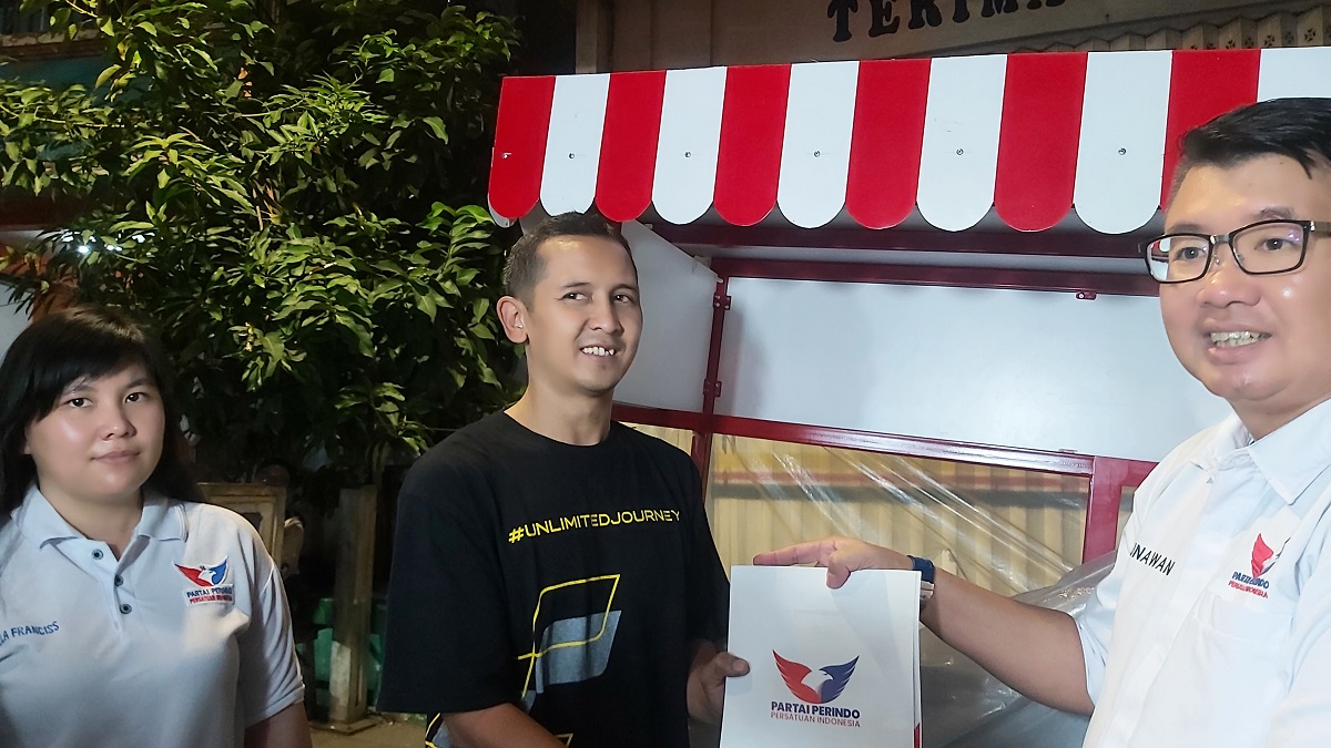 Terima Gerobak Perindo, Penjual Martabak Telur Ini Harap Dagangannya Makin Laris