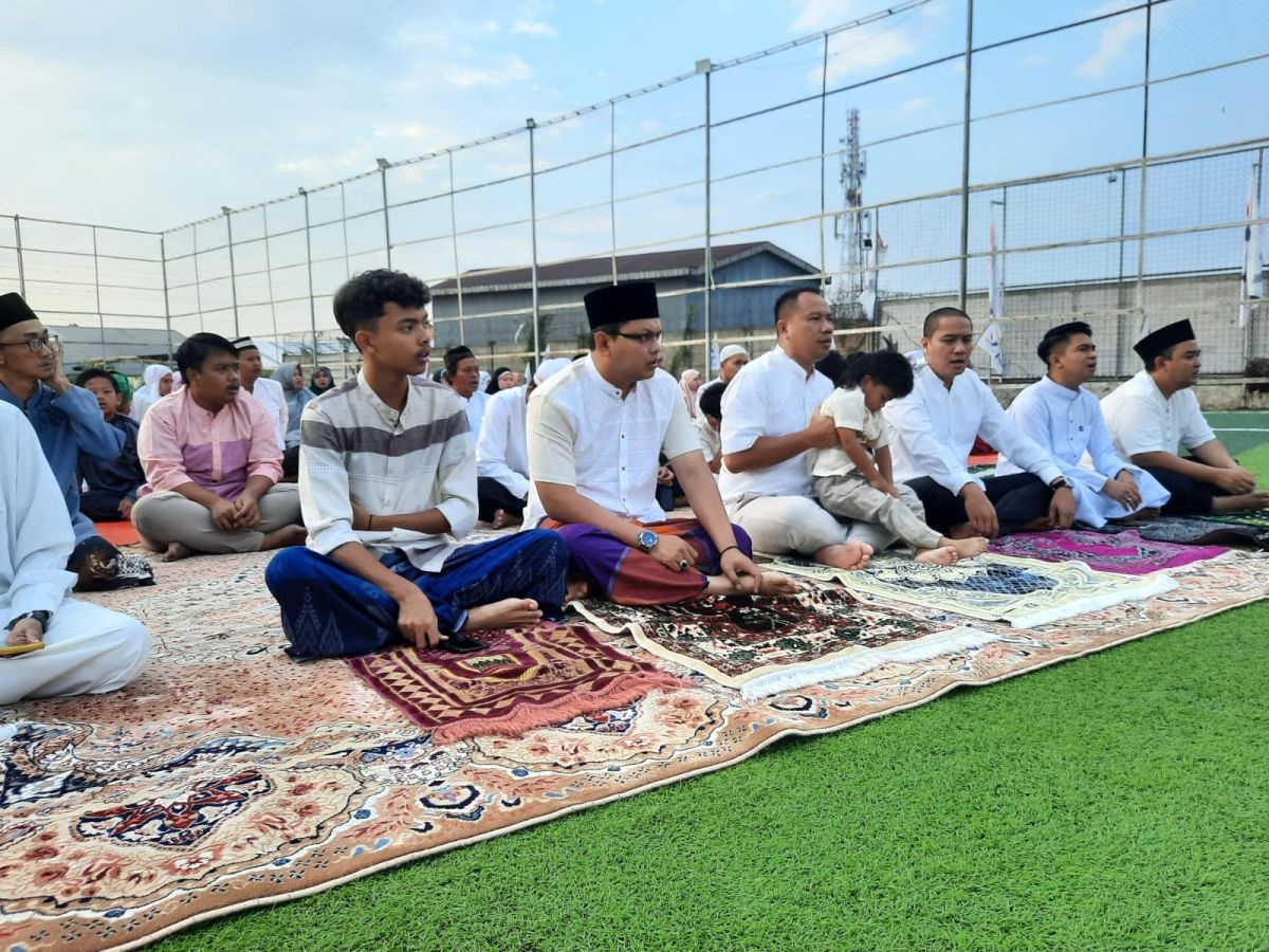 Vicky Prasetyo dan Kader Partai Perindo Sholat Idul Adha di Rumah Pemenangan Bekasi
