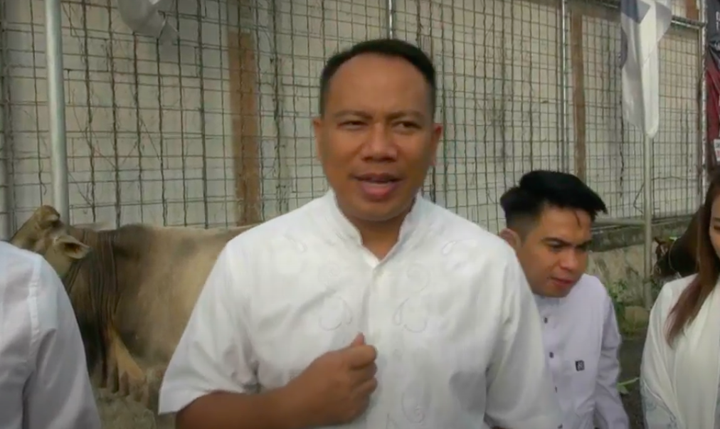 Bacaleg Perindo Vicky Prasetyo Sholat Idul Adha Bersama Warga dan Bagikan Hewan Kurban