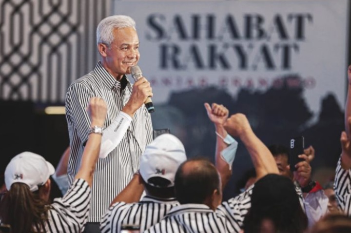 3 Pesan Penting di Balik Kemeja Garis Hitam Putih Ganjar, Yusuf Lakaseng: Salah Satunya Politik Fashion,  Bantu UMKM