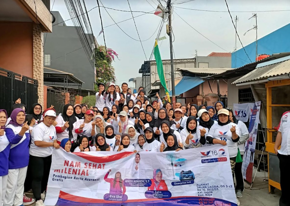 Bacaleg Partai Perindo Bagikan 300 Kartu Perlindungan Asuransi Gratis untuk Warga Koja