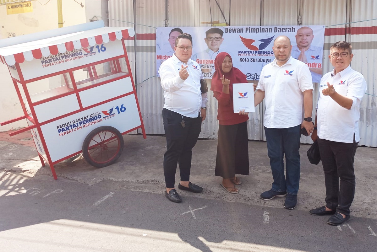 Angela Tanoesoedibjo Bagikan Gerobak Perindo ke Penjual Penyetan di Surabaya