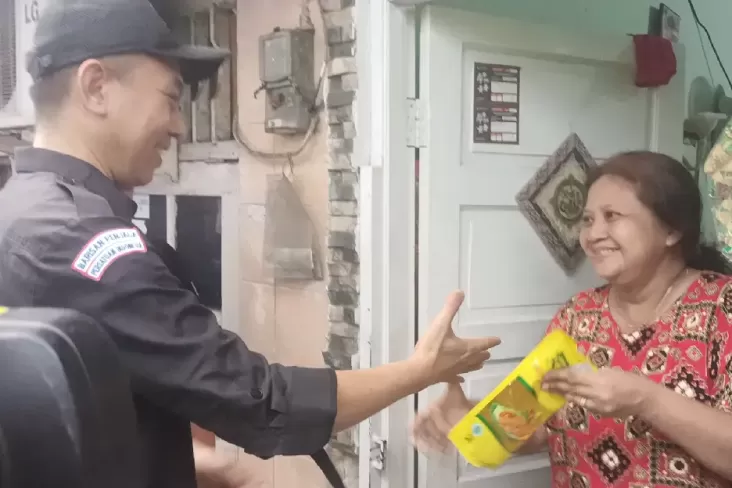 Aksi Baja Perindo Bagikan KTA Asuransi dan Minyak Goreng di Kemayoran Disambut Antusias Emak-emak 