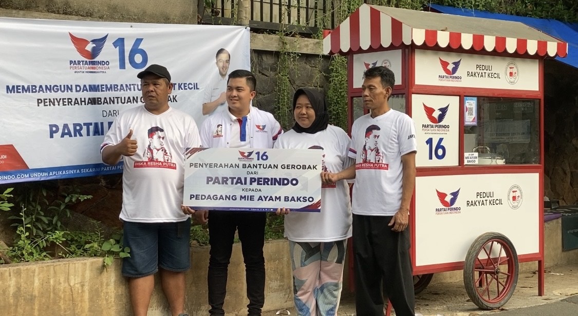 Dapat Bantuan Gerobak Gratis, Pedagang Mi Ayam Bakso Doakan Partai Perindo Sukses