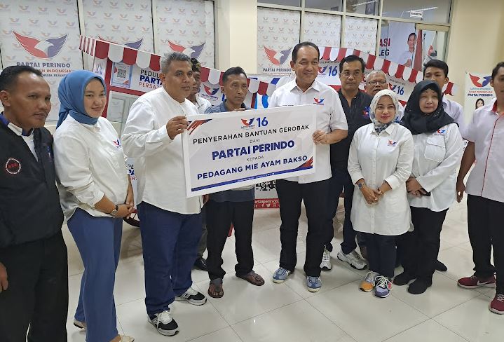 Bacaleg Partai Perindo Syafril Nasution Serahkan 2 Gerobak untuk UMKM di Kendal