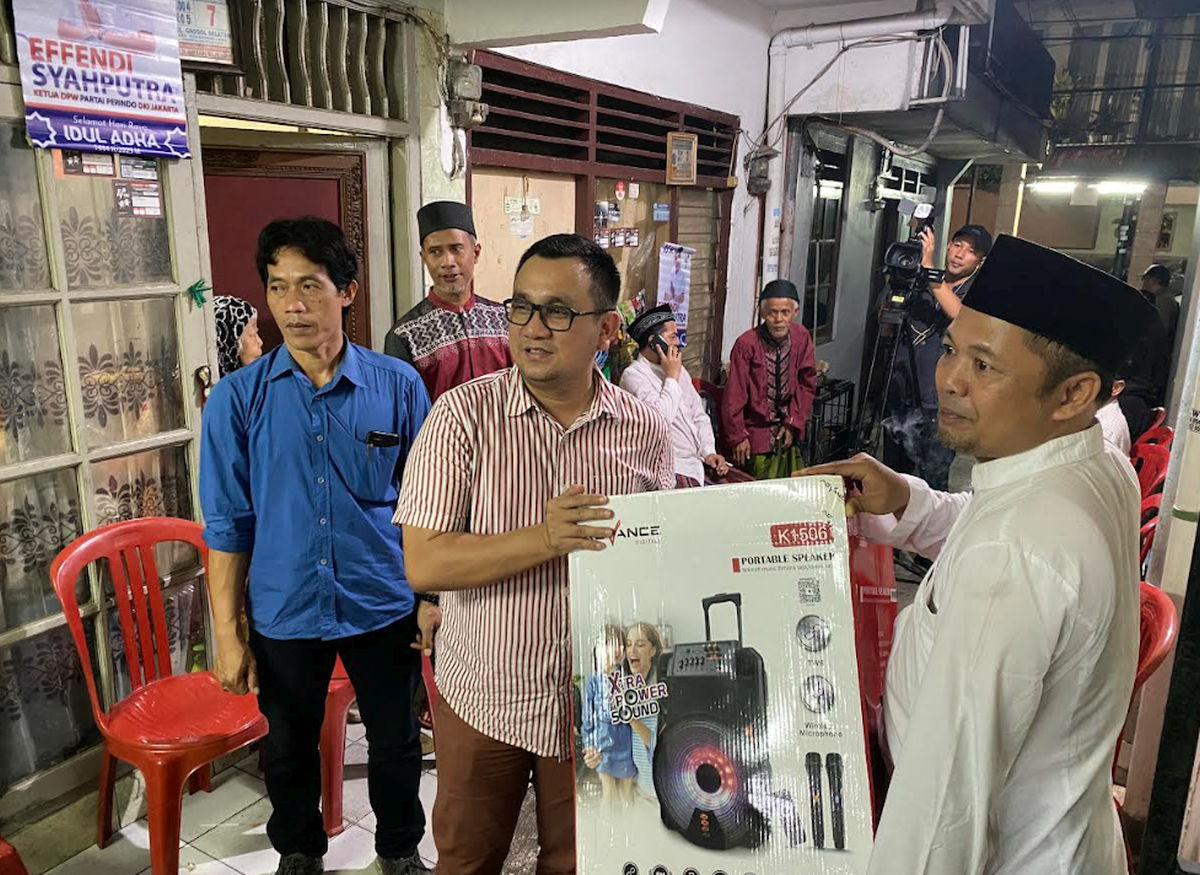 Bacaleg Partai Perindo Effendi Syahputra Berikan Wireless Speaker ke Warga Grogol Selatan
